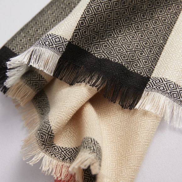 Burberry Scarf - Picture 5 of 9